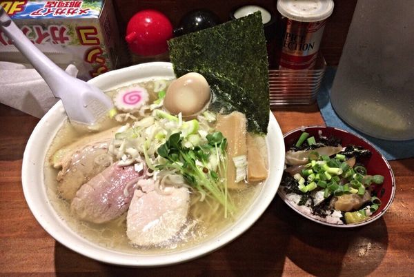 「八角(鮮魚名)塩ラーメン 八角漬丼付き」@らーめん・つけめん 八角の写真