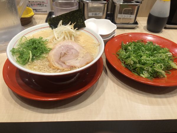 「ねぎだくラーメン ＋ 生卵」@替玉千里眼 志木店の写真