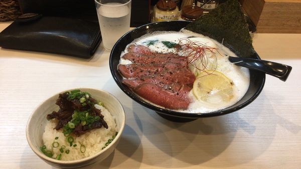 「牛そばビーフ100g 大盛+だし味玉、追い飯(小」@牛そば まるはの写真