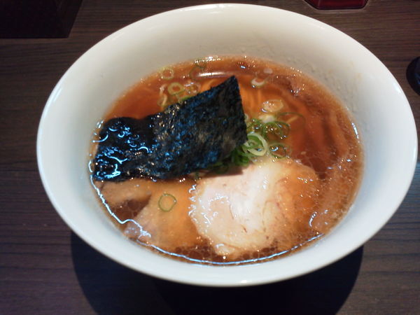 「醤油らぁめん 830円」@支那そばや 本店の写真