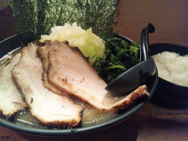 「塩豚骨キャベチャー+サービスライス」@横浜家系らーめん 極楽家の写真