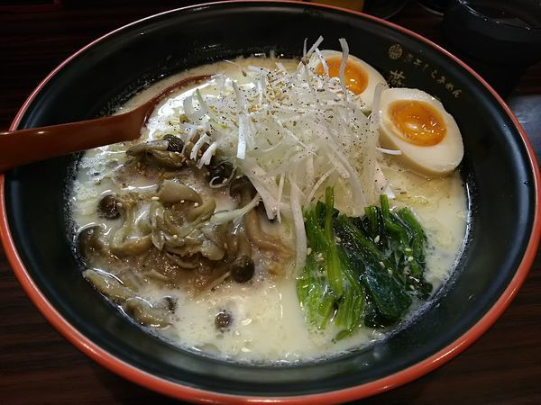 「【限定】豆乳キノコらあめん　大盛　※鶏肉抜き　＋味玉：㋚券」@煮干しらあめん 燕黒の写真