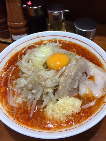 「辛！にんにくらーめん　850円　ニンニク・アブラ・生卵」@らーめん kaeruの写真