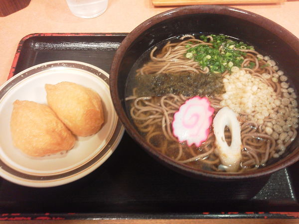 「かけそば700＋いなり200＝900円」@そば処 琉風の写真