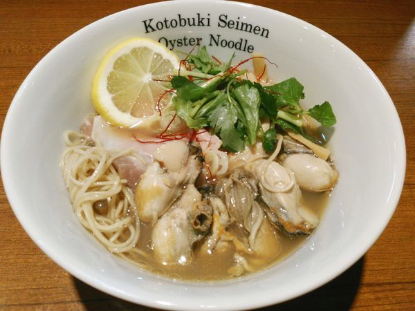 「牡蠣そば ￥880・牡蠣増し（2個）￥100」@寿製麺よしかわ 川越店の写真