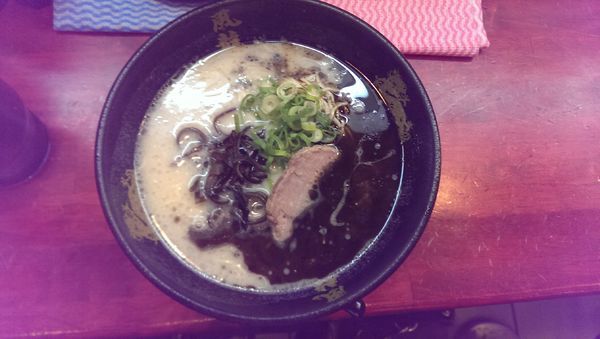 「黒マー油ラーメン、替玉w」@とんこつラーメン 博多風龍 渋谷店の写真