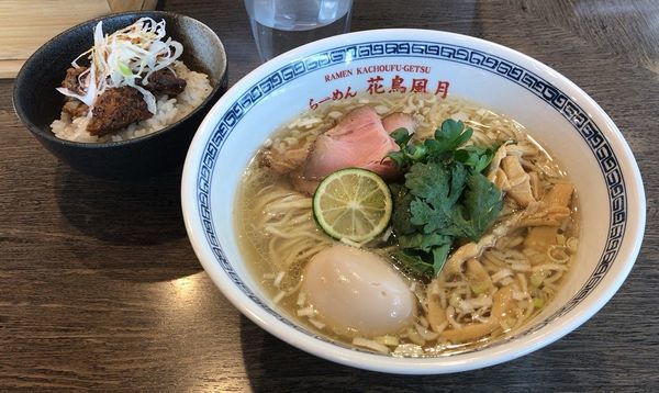 「鶏と貝出汁の塩らーめん(メルマガ限定)＋味玉＋ランチセット」@らーめん楓の写真