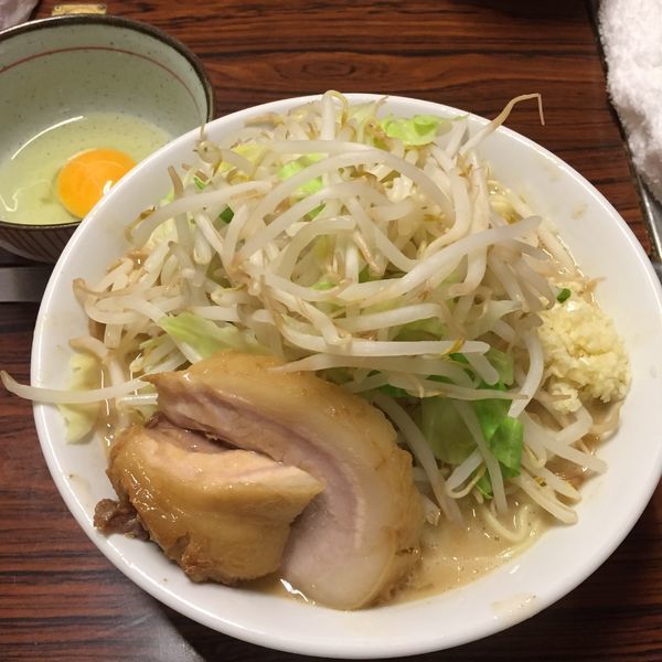 「ラーメン 豚一切れ ヤサイニンニクアブラ 生卵」@ちばからの写真