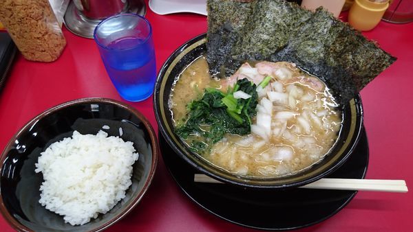 「ラーメン￥680＋玉ねぎ￥50＋半ライス」@家系ラーメン 王道家の写真