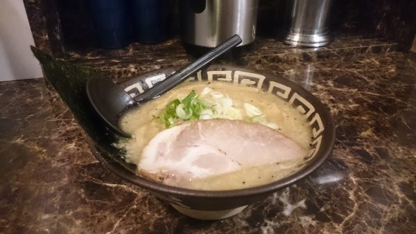 「ラーメン鶏白湯」@麺恋 佐藤 すすきの店の写真