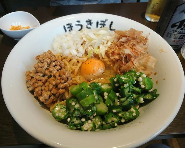 「オクラ納豆まぜそば700円＋ビール」@自家製麺 ほうきぼし 赤羽駅前店の写真