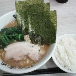 卍解ラーメン850円(中盛無料ライス付きおかわり自由)