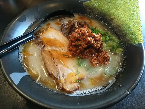 「とんこつらーめん　赤：バリカタ　＋替玉（クーポン）：粉おとし」@麺屋 らーめん花道の写真