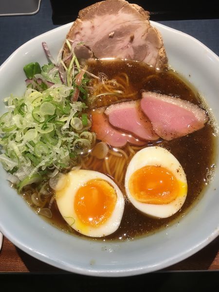 「にほんいち醤油そば並盛(黒)+ネギ」@麺巧 潮の写真