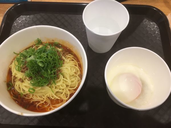 「汁なし担担麺650円、温泉玉子オープンサービス」@汁なし担担麺 くにまつ 神保町店の写真