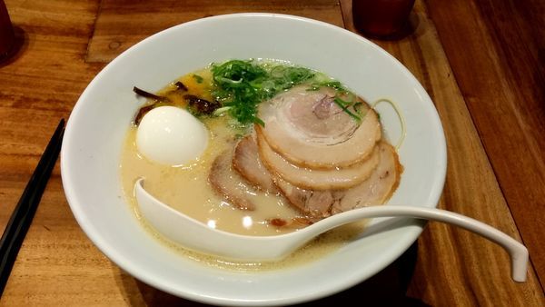 「白丸チャーシュー麺(4枚増・半熟塩玉子)」@博多一風堂 みなとみらい東急スクエア店の写真
