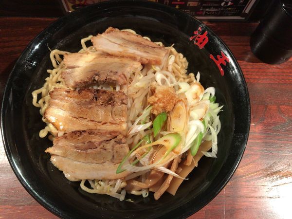 「炙り鳥豚油そば 大 2玉(970円)」@油そば専門店 春日亭 西新宿店の写真