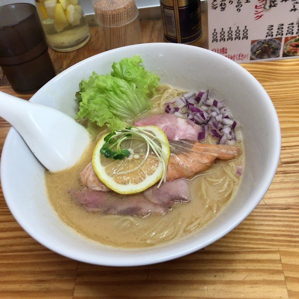 「【限定】秋鮭の白湯そば　880円」@中華そば よしかわの写真