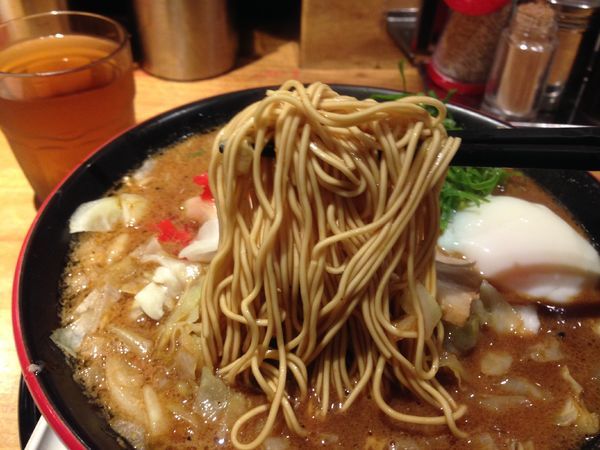 「ソースとんこつ！　￥８５０」@一風堂 SHIROMARU-BASE 金山店の写真