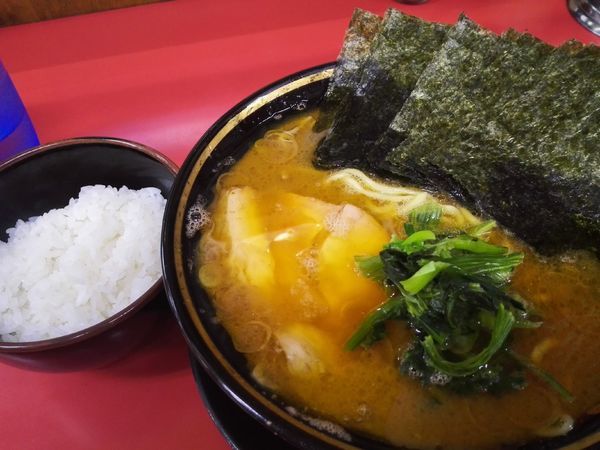 「ラーメン中盛り　硬、濃、多　のり　ライス」@上越家の写真