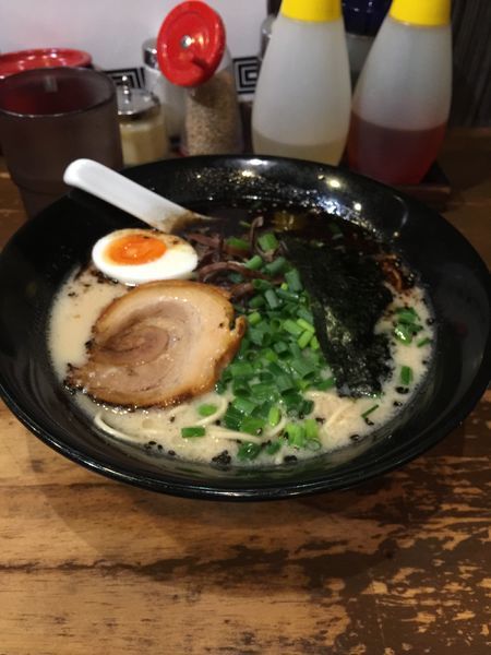 「とんこつ黒ラーメン ¥750 + ライス (22時まで無料)」@麺屋黒田 本店の写真