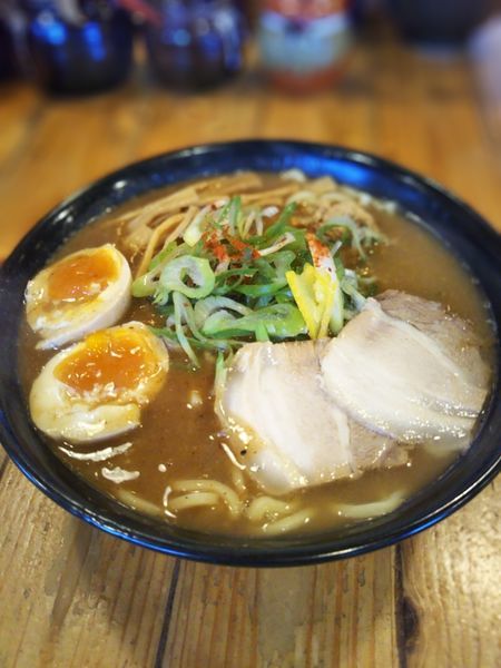 「濃厚魚介ラーメン700円＋煮卵100円」@つけ麺本丸 東海市店の写真
