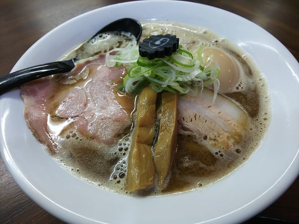 「味玉のせ肉煮干らーめん」@らーめん 虎テツの写真