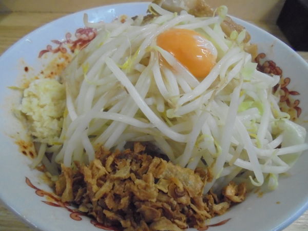 「小ブタ２枚＋わりと辛い汁なし　７００円＋２００円」@ラーメン 登良治郎の写真