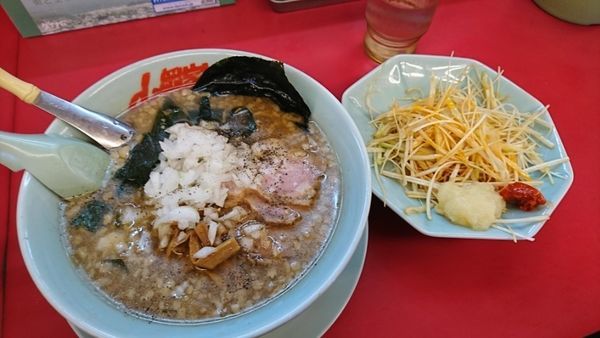 「プレミアム醤油とんこつ(850)＋ネギ(160)」@山岡家 狭山店の写真