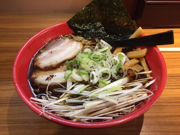 「ブラックラーメン大盛り麺硬めトッピングネギ」@麺家いろは CiC店の写真