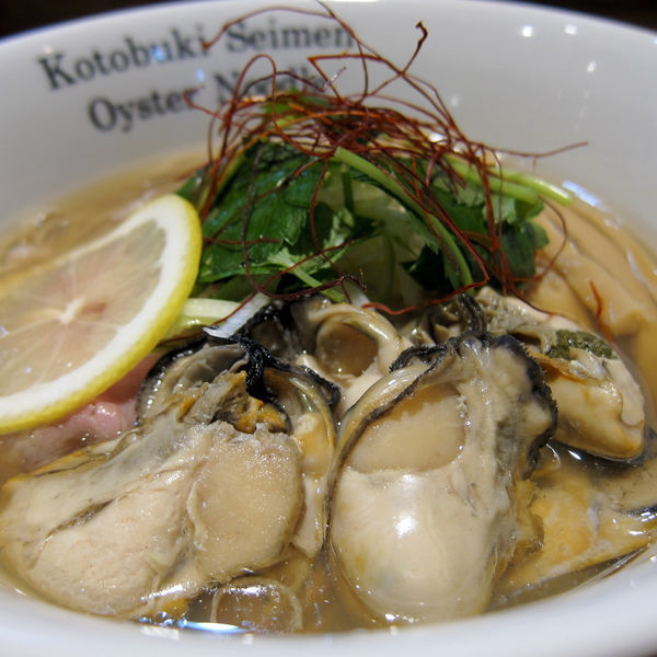 「カキそば 880円 + カキ増し 2個 100円」@寿製麺よしかわ 川越店の写真