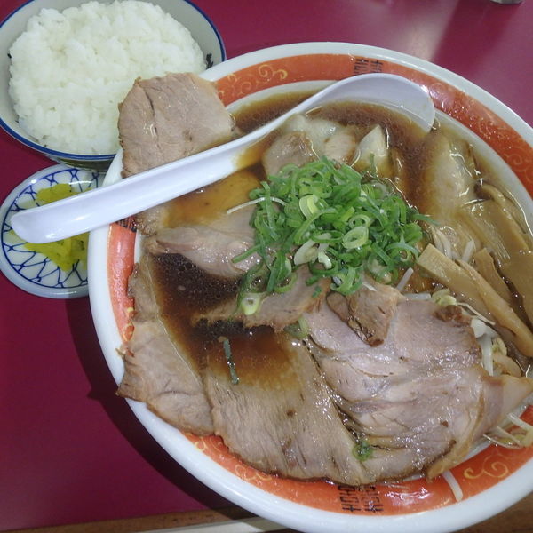 「醤油(中)メンマ入り (750円)、ライス小(150円)」@特製ラーメン専門 豚菜館の写真