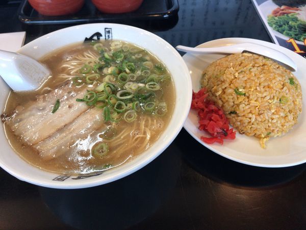 「半分やきめし定食 バリカタ 850円」@博多長浜らーめん 風び つきみ野店の写真