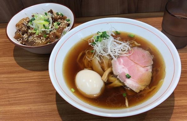 「煮干し醤油ら～麺(平打ち手もみ麺)＋味玉＋チャーシューめし」@ら〜麺 安至の写真