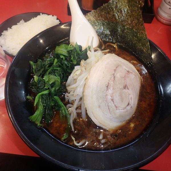 「ラーメン(しょうゆとんこつ) (680円)、ライス(無料)」@とん太郎の写真