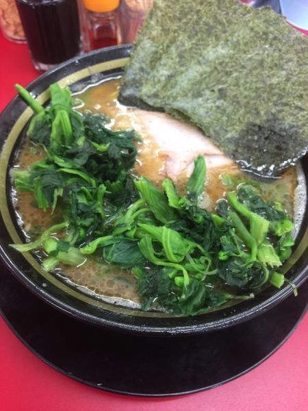 「並チャーシュー3枚とほうれん草増し硬め濃いめ、820円」@家系ラーメン 王道 いしいの写真