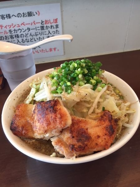 「とり朗　ふつう700円＋鶏マシ80円（ニンニク・アブラ・魚粉」@自家製麺 鶏八朗の写真