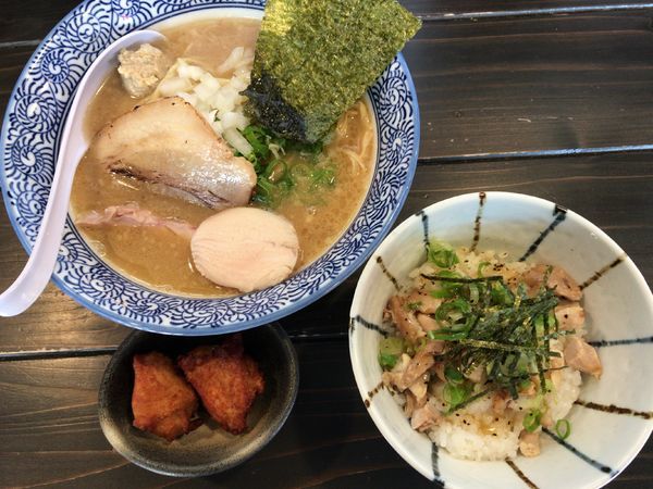 「トリプルらーめん（鶏×豚×煮干し）Cセット」@濃厚鶏白湯ラーメン 一彩の写真