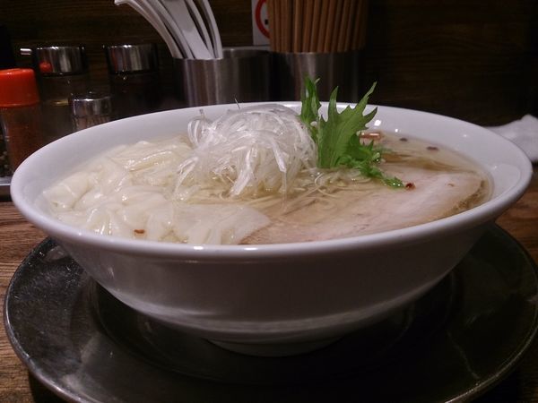 「汐の旨味ソバ+皮ワンタン」@Tomboの写真