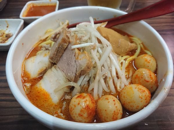 「辛味噌ラーメン820円＋チンピラ玉子150円&生ビール他」@味噌麺処 花道庵の写真