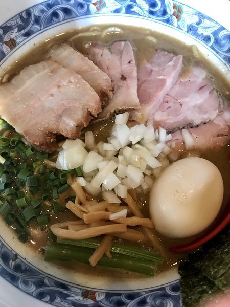 「煮干し豚骨ラーメン全部のせ 970円」@麺処 夏海の写真