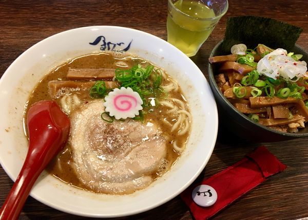 「熟成らー麺+メンマ丼」@麺や紡の写真
