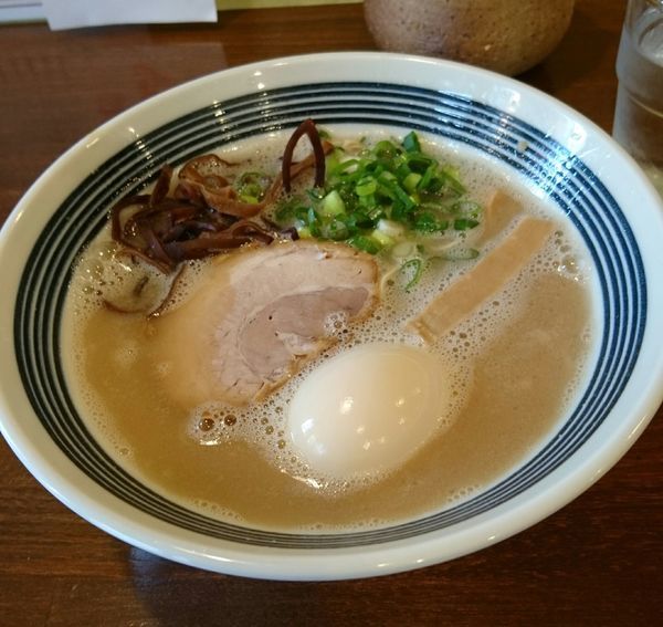 「豚骨ラーメン ラーパス使用 味玉」@豚骨 アンテナヌードルズの写真