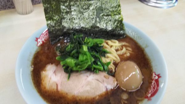 「マー油ラーメン(並) ￥７５０ +味付け玉子(ｻｰﾋﾞｽ券)」@横浜ラーメン 町田家 町田本店の写真