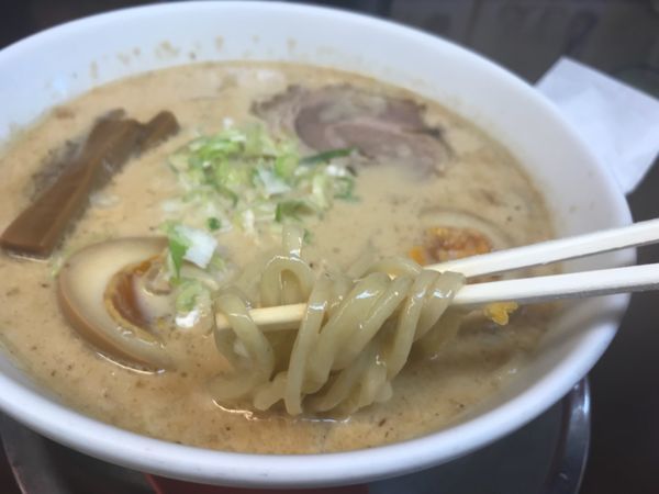 「味玉ラーメン 中盛り800円」@自家製太打麺 勢拉 行徳駅前店の写真