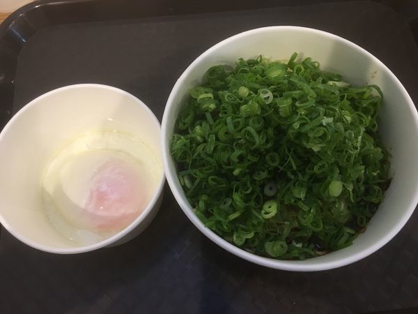 「KUNIMAX680円、温泉玉子60円」@汁なし担担麺 くにまつ 神保町店の写真