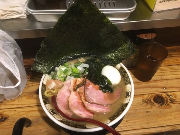 「すごい煮干しラーメン（特製）ワカメトッピング100円」@すごい煮干ラーメン凪 新宿ゴールデン街店 本館の写真