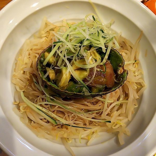 「【気まぐれ限定】海鮮とアボカドのまぜそば」@ラーメン カワタカの写真