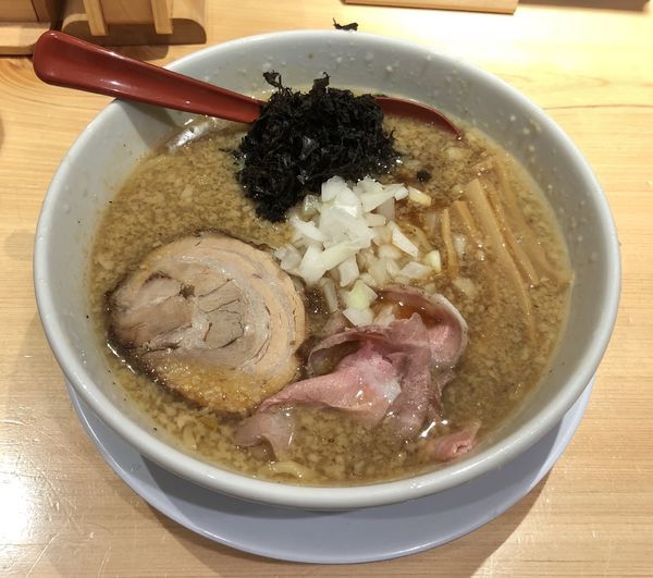 「背脂醤油らー麺（麺少なめ￥800）」@焼きあご塩らー麺 たかはし 上野店の写真