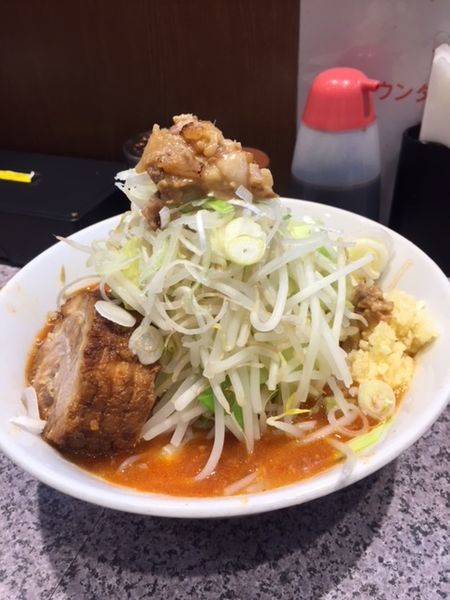 「辛いラーメン　ミニ　780円　ヤサイ・ニンニク・アブラ」@ラーメン宮郎の写真